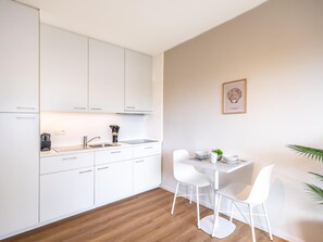 Réfrigérateur, micro-ondes, plaque de cuisson, cafetière/bouilloire