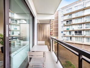 Outdoor dining - Nicely renovated studio close to the beach (Koksijde)