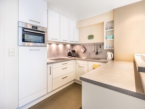 Fridge, microwave, stovetop, coffee/tea maker - Beautiful flat right on the beach (Sint-Idesbald)