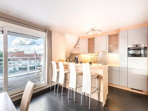 Fridge, microwave, stovetop, dishwasher - Modern penthouse flat with large terrace (Koksijde)