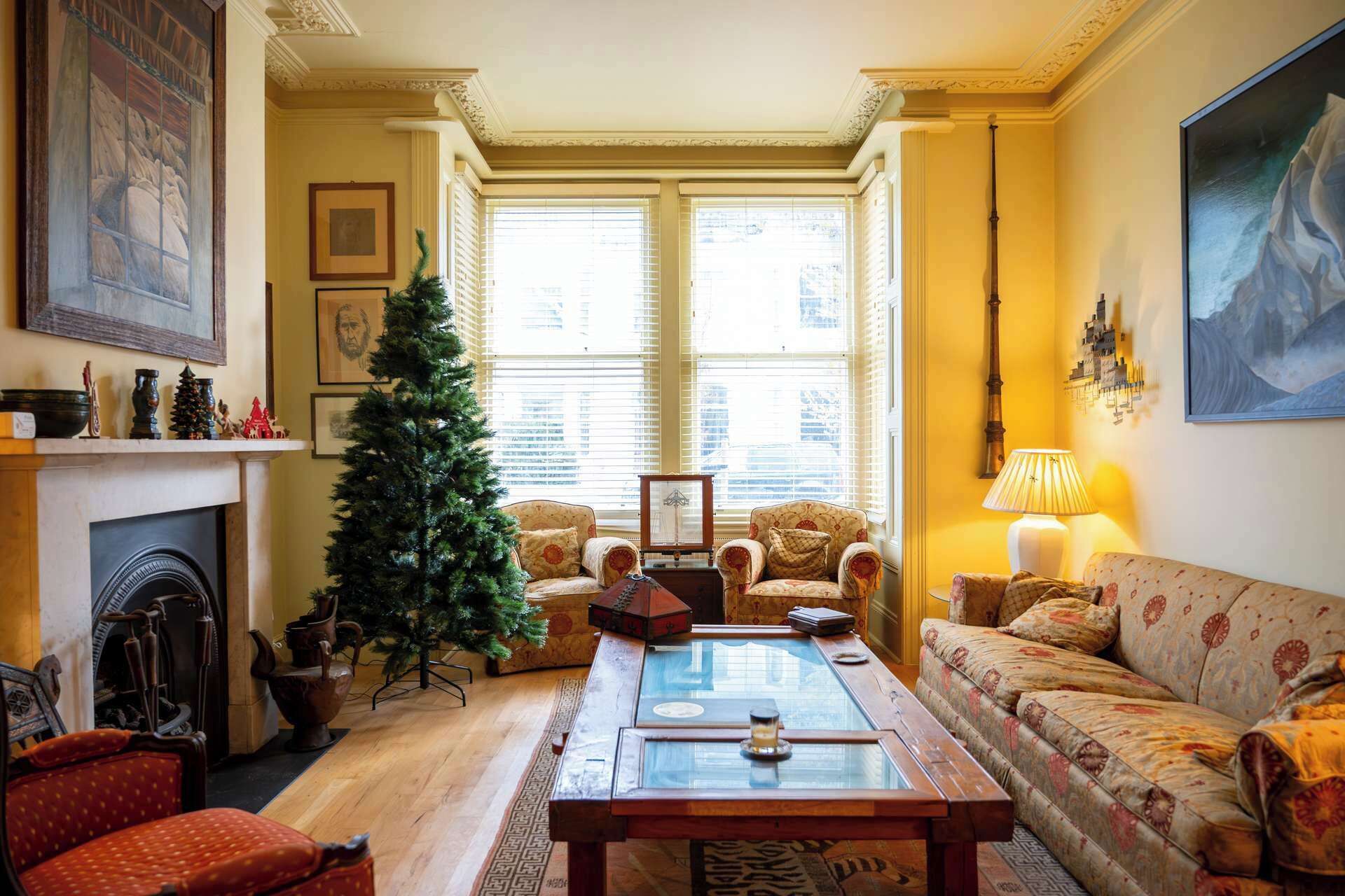 電視、壁爐、DVD 播放機、音響