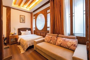 Quarto triplo família, para não fumantes, vista para o jardim | Individualmente decorados, individualmente mobiliados, Wi-Fi de cortesia