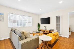TV - Downtown MB Gem: 2BR- 2 Blocks to the Ocean -Walk to Pier, Dining + Parking (Manhattan Beach)