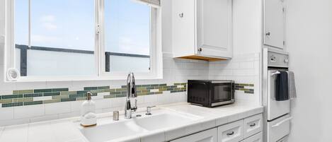 Micro-ondes, four, plaque de cuisson, lave-vaisselle