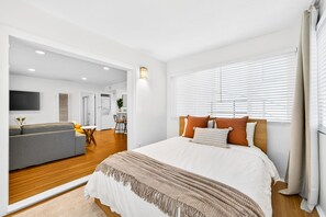 2 bedrooms, iron/ironing board, WiFi, bed sheets - Downtown MB Gem: 2BR- 2 Blocks to the Ocean -Walk to Pier, Dining + Parking (Manhattan Beach)