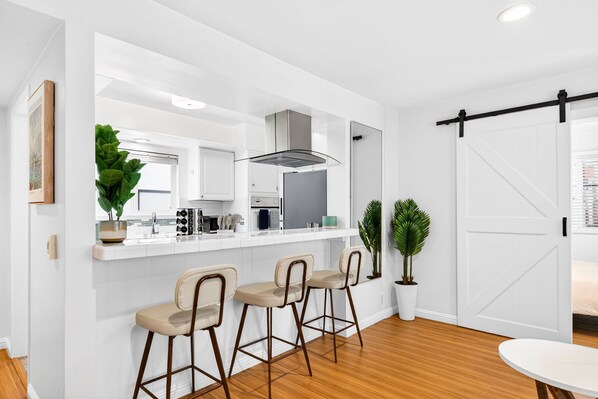 Microwave, oven, stovetop, dishwasher - Downtown MB Gem: 2BR- 2 Blocks to the Ocean -Walk to Pier, Dining + Parking (Manhattan Beach)