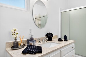 Hair dryer, towels, soap, toilet paper - Downtown MB Gem: 2BR- 2 Blocks to the Ocean -Walk to Pier, Dining + Parking (Manhattan Beach)