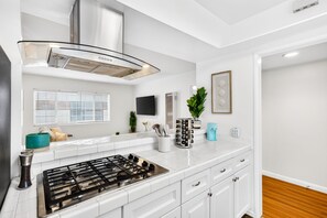 Microwave, oven, stovetop, dishwasher - Downtown MB Gem: 2BR- 2 Blocks to the Ocean -Walk to Pier, Dining + Parking (Manhattan Beach)