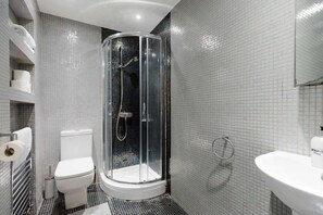 Shower - Spacious 4BDR Home by Kings Cross Station (Greater London)