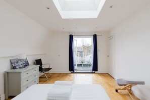 Iron/ironing board, Internet, bed sheets - Spacious 4BDR Home by Kings Cross Station (Greater London)