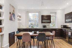 Fridge, microwave, oven, stovetop - Spacious 4BDR Home by Kings Cross Station (Greater London)