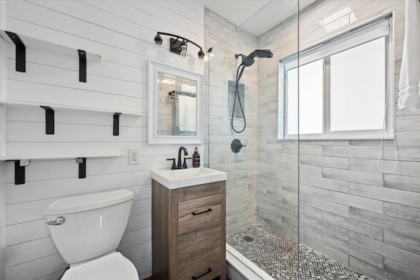 Shower, hair dryer, towels, soap - Blue Horizon Boca-Coastal 2BR/2BA Getaway (Boca Raton)