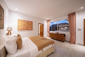 Vila Mewah, 5 kamar tidur, kolam renang pribadi, pemandangan kolam renang | Brankas, tirai kedap cahaya, Wi-Fi gratis, dan seprai linen