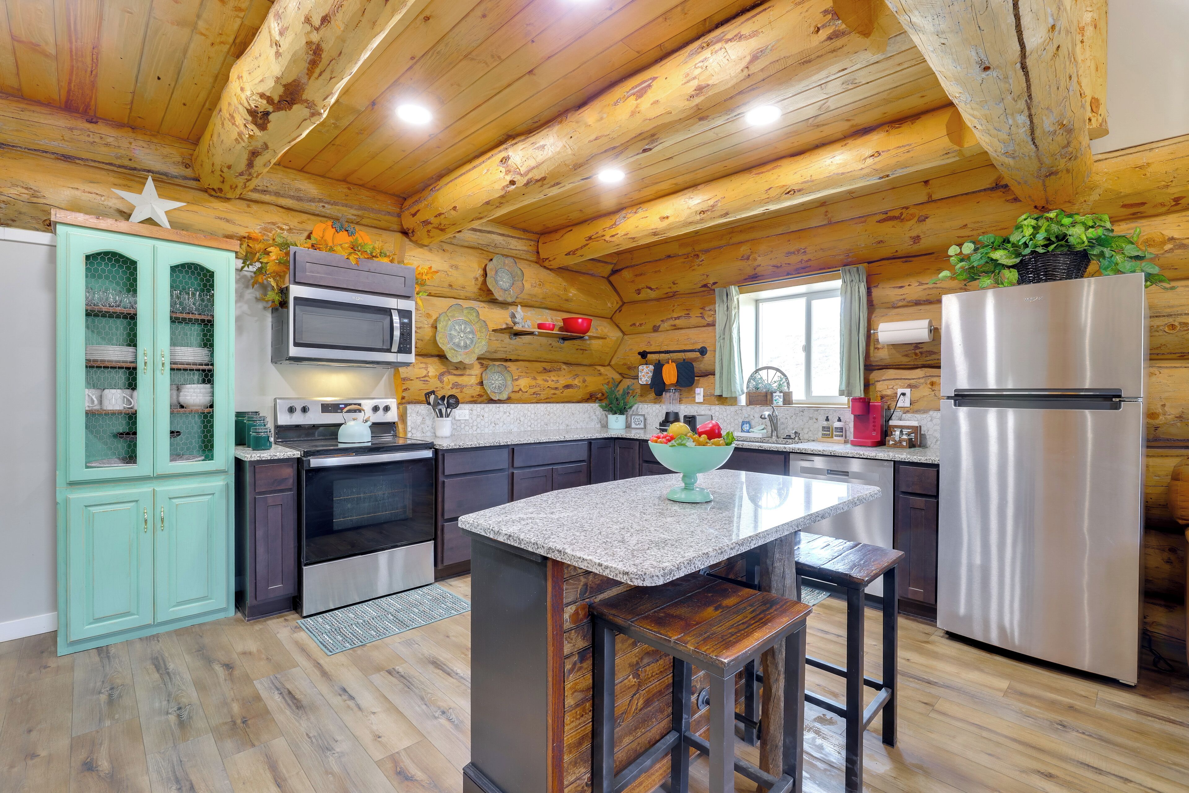 Fridge, microwave, stovetop, dishwasher