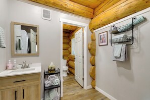 Hair dryer, towels - 'Rustic Cliff Ranch B' - Uintah Basin Retreat! (Fort Duchesne)