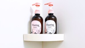 Kaksi pulloa kosteuttavaa «Vitaming»-hoitoainetta ja yksi pullo «Purefeel Botanical Body Soap» -suihkusaippuaa valkoisella hyllyllä.