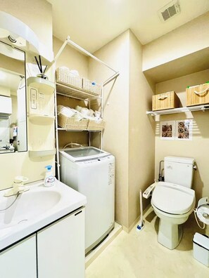 Regadera, secadora de cabello, bidet, toallas 