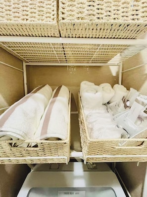 A storage area with wicker baskets containing towels and toiletries. - Sightseeing area in Sumida-ku, walking distance to Skytree, close to the role, 1k, Max 4 people (墨田区太平2－9－5)