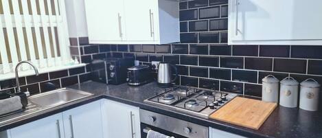 雪櫃、微波爐、焗爐、爐具