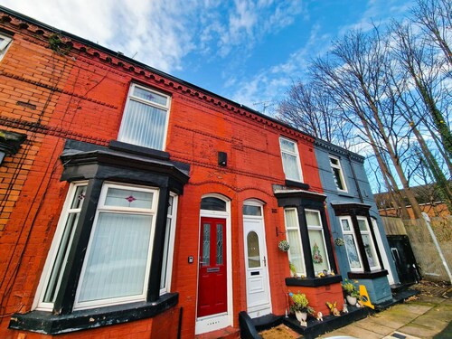 Stylish Modern Home comfy setting by Everton Park