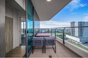 Outdoor dining - Scenic Nest - Hamilton Hideaway with Lush Views (Hamilton)