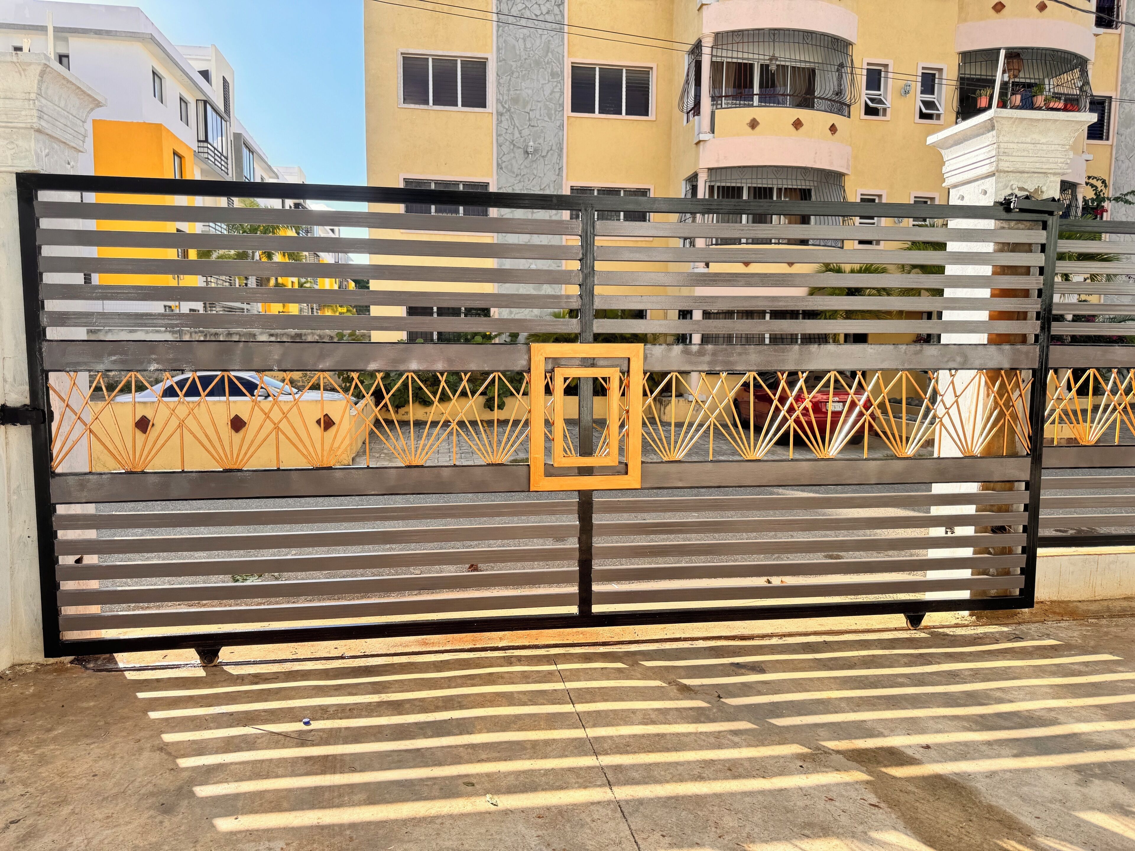 Apartment, 4 Schlafzimmer, Raucher, Balkon | Unterkunftsgelände