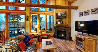 Cabin w/ Mountain Views & Shared Pool & Hot Tub