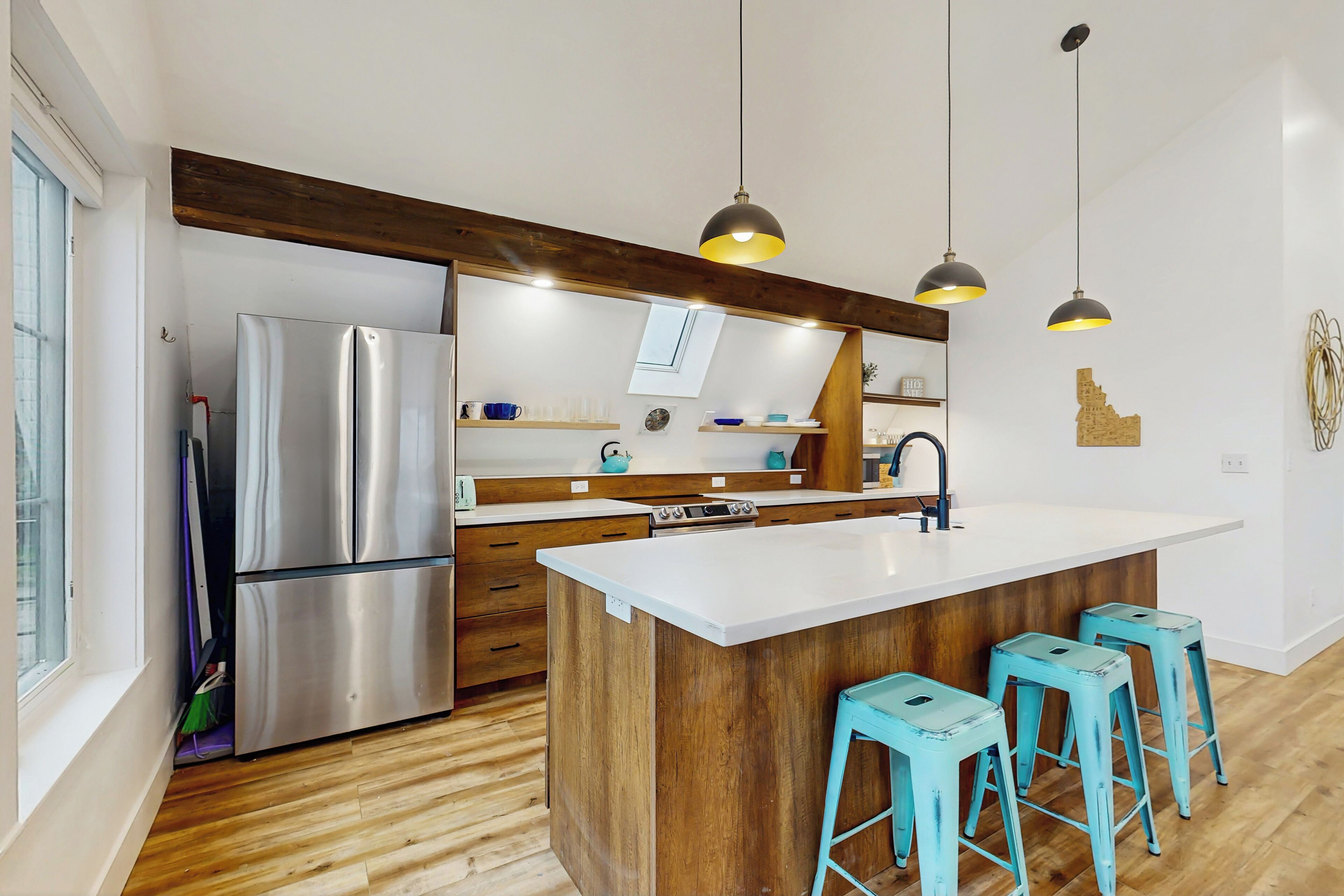 Réfrigérateur, micro-ondes, plaque de cuisson, lave-vaisselle