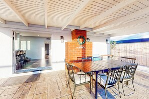 Outdoor dining - Dog-Friendly Home: Saltwater Pool, Fire Pit, Games (San Diego)