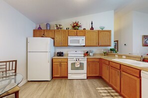 Fridge, microwave, stovetop, dishwasher