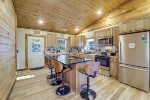 Fridge, microwave, stovetop, dishwasher - 1 Mi to Watauga Lake! Modern & Rustic Mtn Hideaway (Butler)
