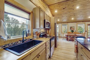 Fridge, microwave, stovetop, dishwasher - 1 Mi to Watauga Lake! Modern & Rustic Mtn Hideaway (Butler)