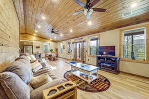 TV, fireplace, books, stereo - 1 Mi to Watauga Lake! Modern & Rustic Mtn Hideaway (Butler)