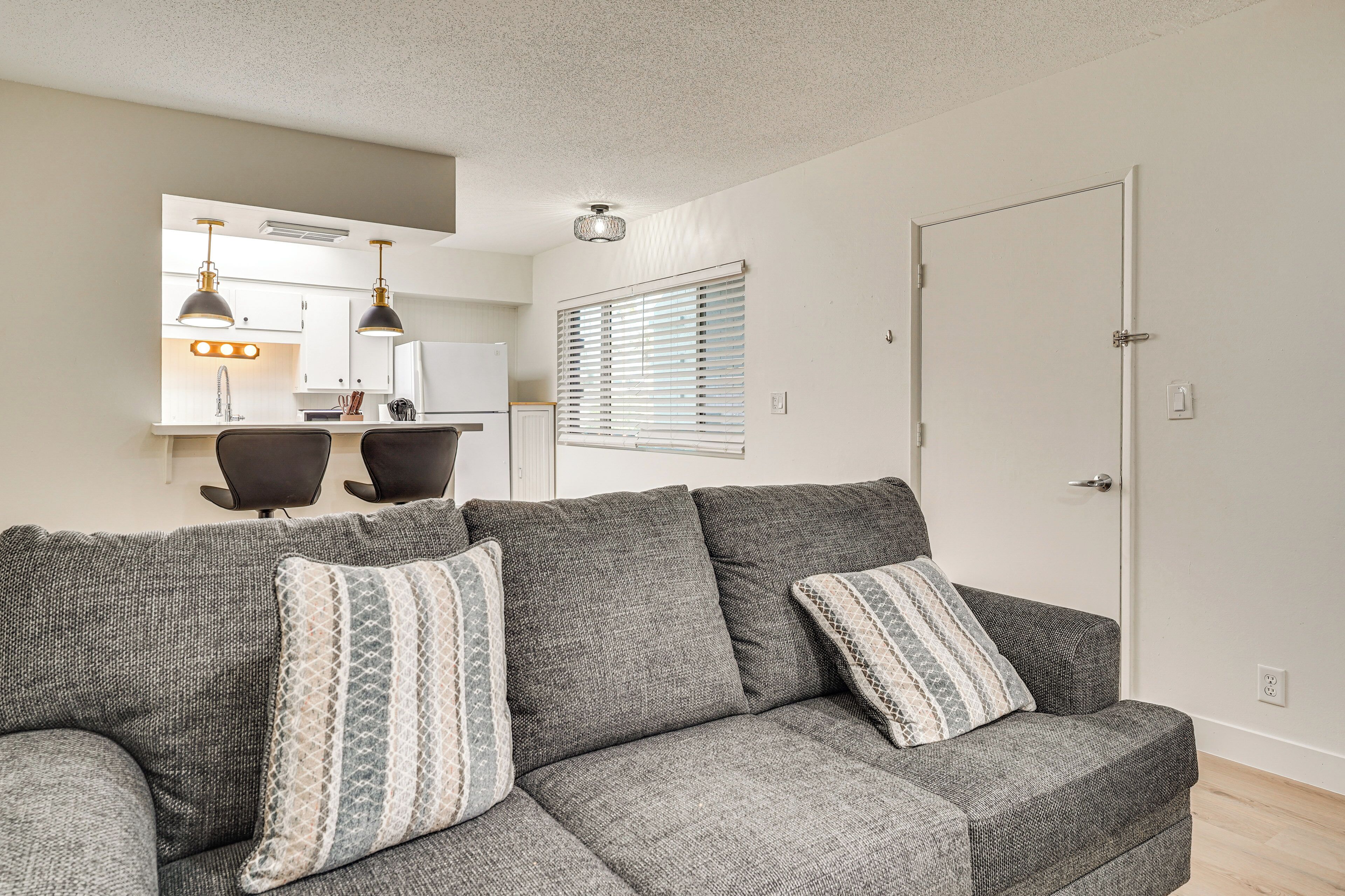 Een televisie, tafelvoetbal en boeken