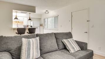 Een televisie, tafelvoetbal en boeken