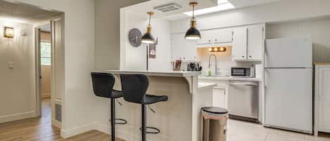 Fridge, microwave, stovetop, dishwasher