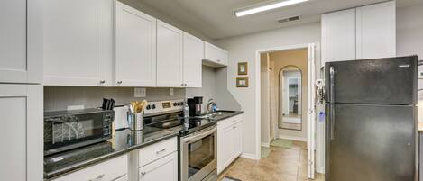 Jääkaappi, mikroaaltouuni, liesi, kahvin-/teenkeitin