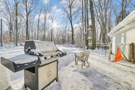 Outdoor dining. Pet Friendly Family Home: 1 Mi to Otsego Lake