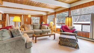 Een televisie en een open haard