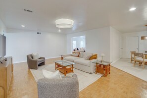 Fernseher, Kamin, Bücher
