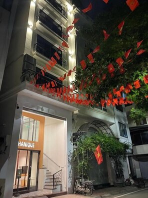 Front of property - Hanique Cafe and Stay (Hanoi)
