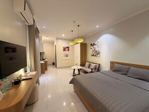 Deluxe Double Room, 1 Queen Bed, Balcony | Premium bedding, desk, laptop workspace, free WiFi - Hanique Cafe and Stay (Hanoi)