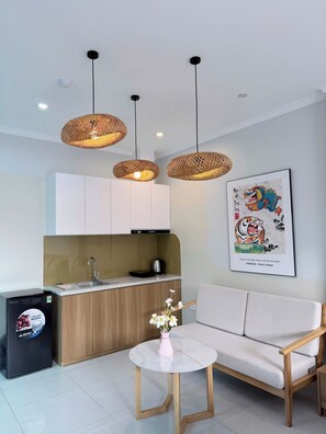 Deluxe Room, Balcony, City View | Private kitchen | Shared fridge, microwave, stovetop, cookware/dishes/utensils - Hanique Cafe and Stay (Hanoi)