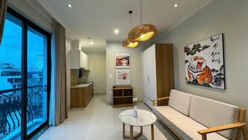 Habitación Deluxe doble, 1 cama de matrimonio, balcón, vistas a la ciudad | Escritorio, espacio para trabajar con un portátil, camas supletorias