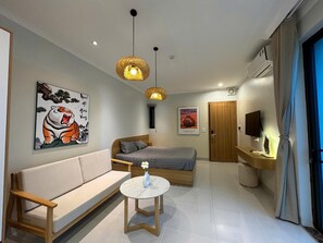 Deluxe Double Room, 1 Queen Bed, Balcony | Premium bedding, desk, laptop workspace, free WiFi - Hanique Cafe and Stay (Hanoi)