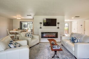 TV, fireplace - Port Charlotte Home w/ Heated Pool & Yard! (Port Charlotte)