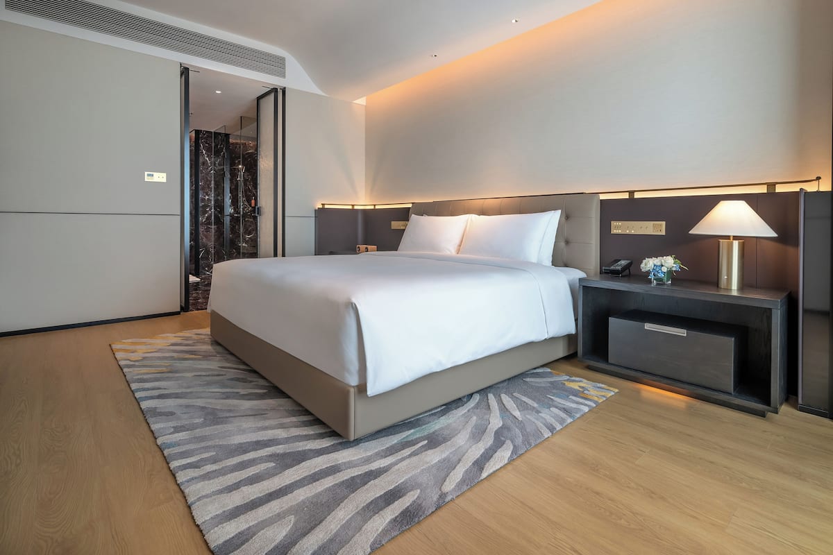 Pacific Club, Suite | Minibar, Zimmersafe, Schreibtisch, kostenloses WLAN