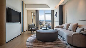 Pacific Club, Suite | Area soggiorno | TV 43 pollici con canali via cavo