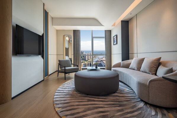 Pacific Club - Suite | Opholdsområde | 43-tommers tv med kabelkanaler