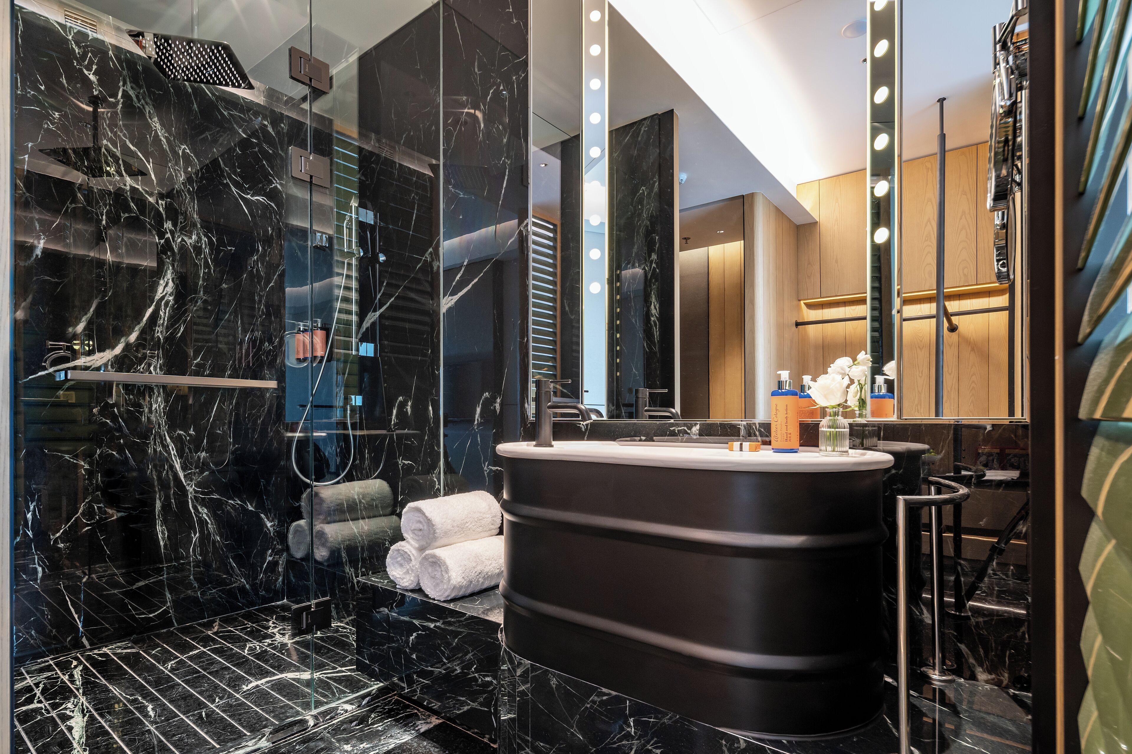 Soffione a pioggia, asciugacapelli, accappatoio, pantofole